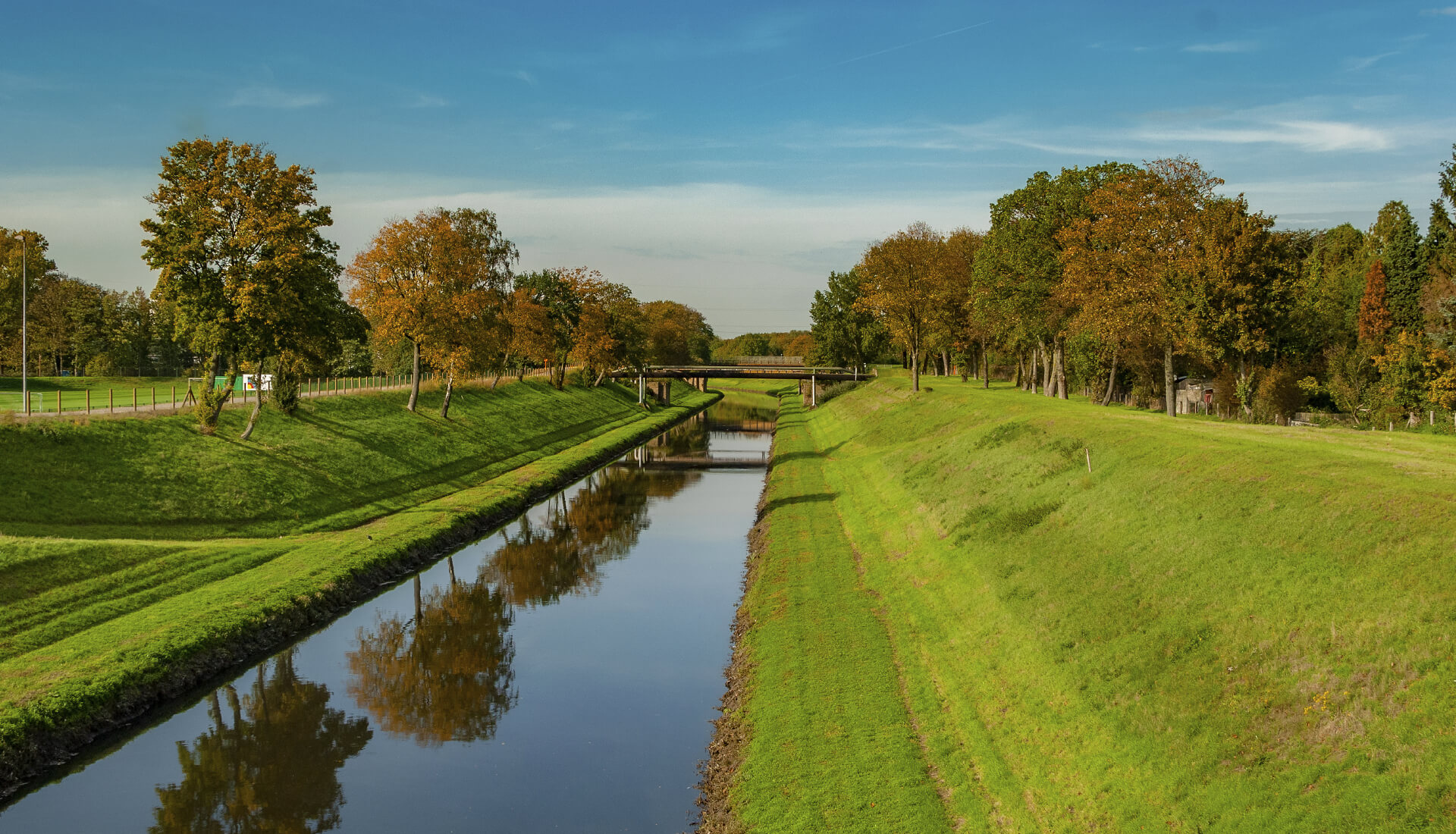 Uferlandschaft als Titelbild der Teamseite