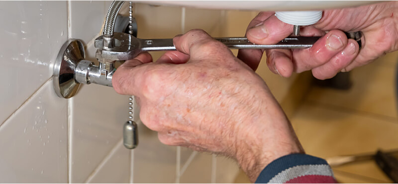 Reparatur an einem Wasserhahn